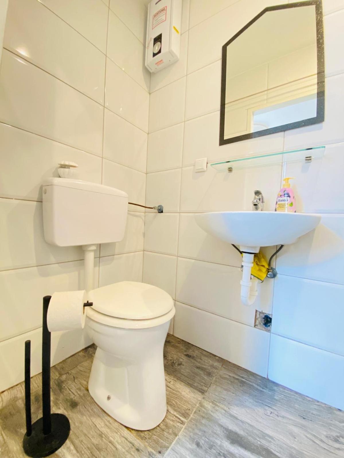 Cute 1Br Apt - 10 Mins Walk From Downtown Wien Exteriör bild